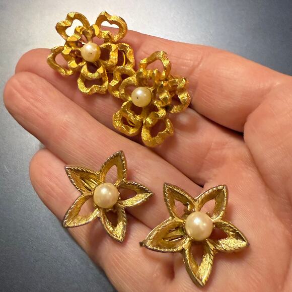 Pair of Vintage Gold Tone Faux Pearl BSK Clip On Earrings - Picture 4 of 8